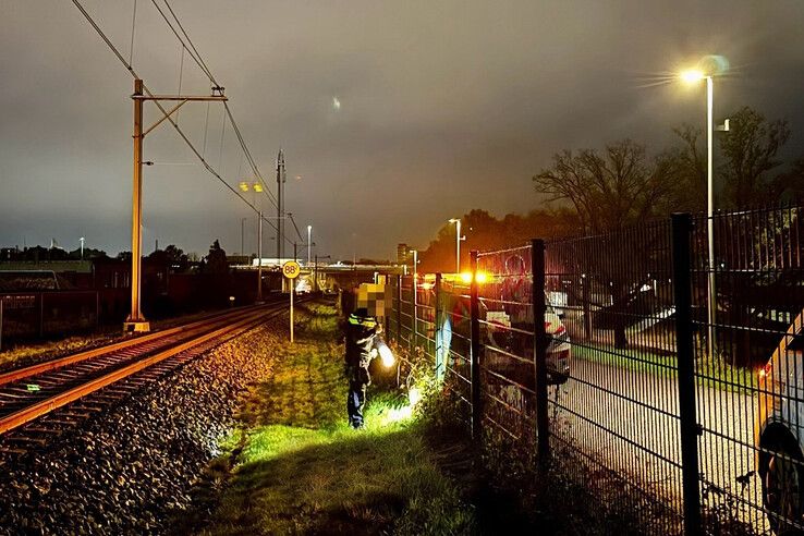 Een politieagent bij het spoor langs het Kamperpad. - Foto: Incidentenbestrijder Rutger