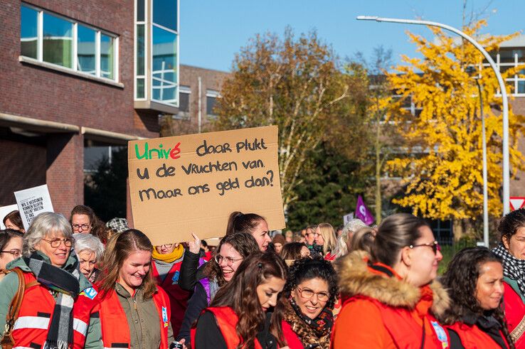 In beeld: Veel apothekersassistenten uit Zwolle leggen werk neer voor betere cao - Foto: Peter Denekamp