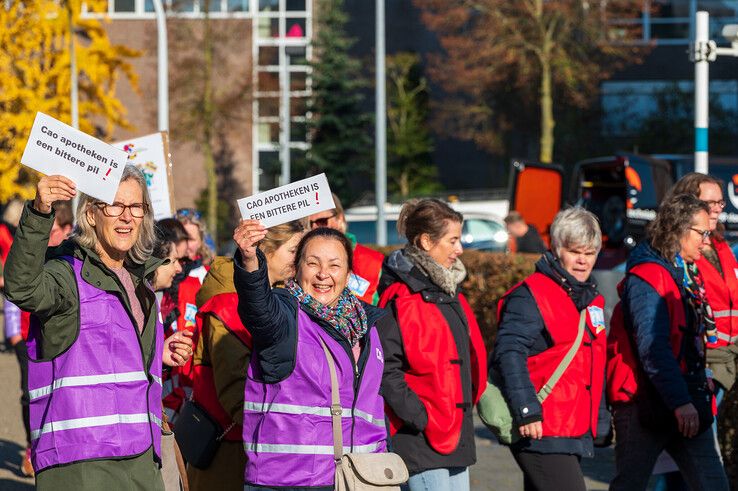 In beeld: Veel apothekersassistenten uit Zwolle leggen werk neer voor betere cao - Foto: Peter Denekamp