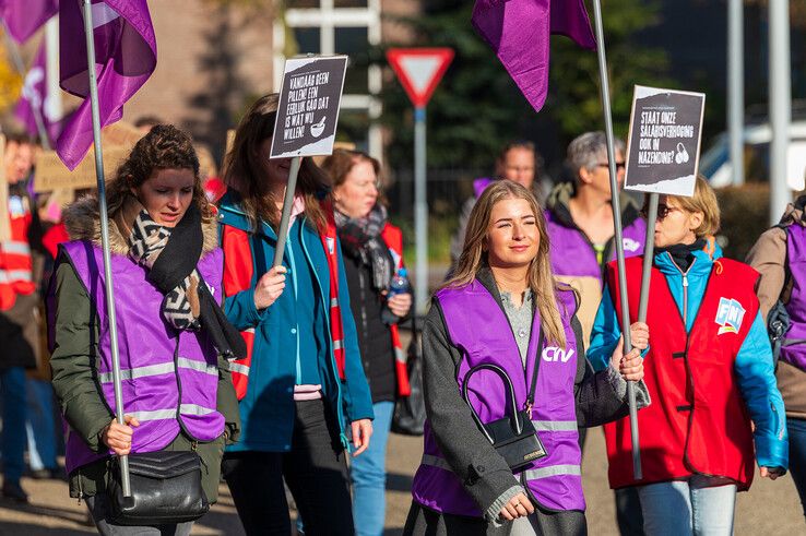 In beeld: Veel apothekersassistenten uit Zwolle leggen werk neer voor betere cao - Foto: Peter Denekamp