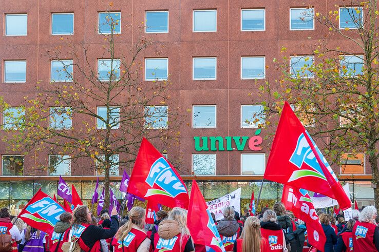 In beeld: Veel apothekersassistenten uit Zwolle leggen werk neer voor betere cao - Foto: Peter Denekamp