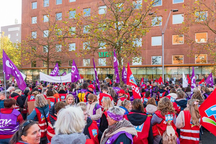 In beeld: Veel apothekersassistenten uit Zwolle leggen werk neer voor betere cao - Foto: Peter Denekamp