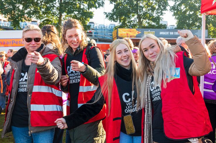 In beeld: Veel apothekersassistenten uit Zwolle leggen werk neer voor betere cao - Foto: Peter Denekamp