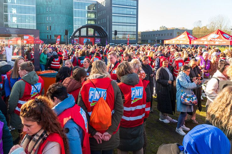 In beeld: Veel apothekersassistenten uit Zwolle leggen werk neer voor betere cao - Foto: Peter Denekamp