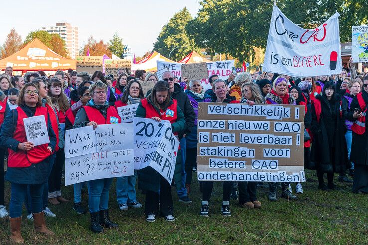 In beeld: Veel apothekersassistenten uit Zwolle leggen werk neer voor betere cao - Foto: Peter Denekamp