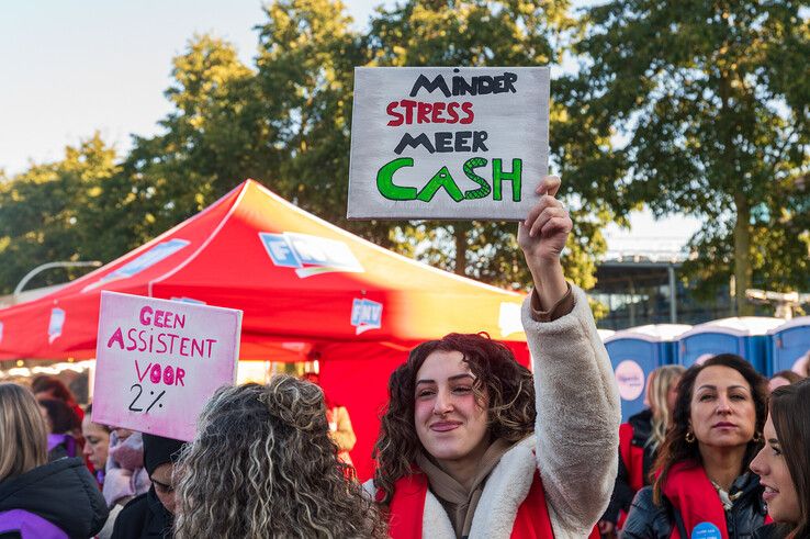 In beeld: Veel apothekersassistenten uit Zwolle leggen werk neer voor betere cao - Foto: Peter Denekamp