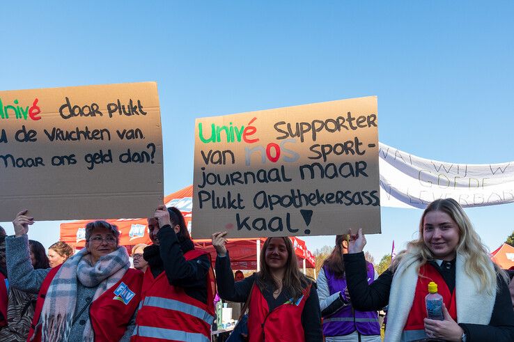 In beeld: Veel apothekersassistenten uit Zwolle leggen werk neer voor betere cao - Foto: Peter Denekamp