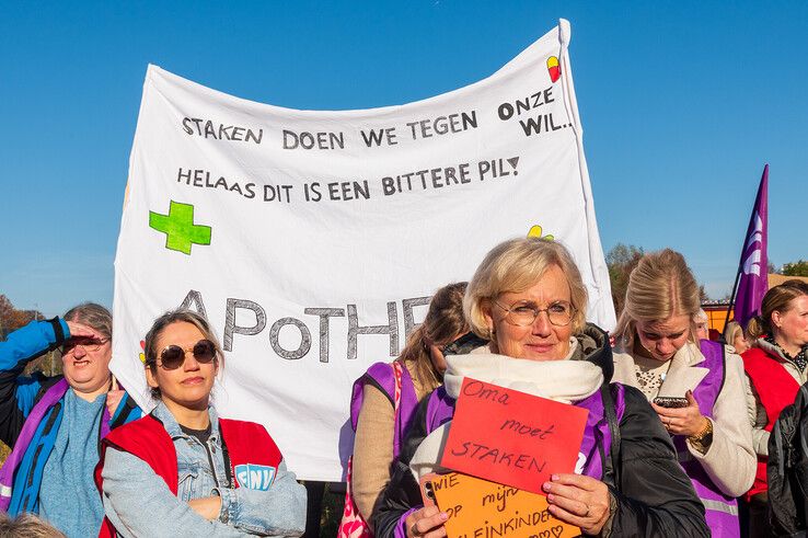 In beeld: Veel apothekersassistenten uit Zwolle leggen werk neer voor betere cao - Foto: Peter Denekamp