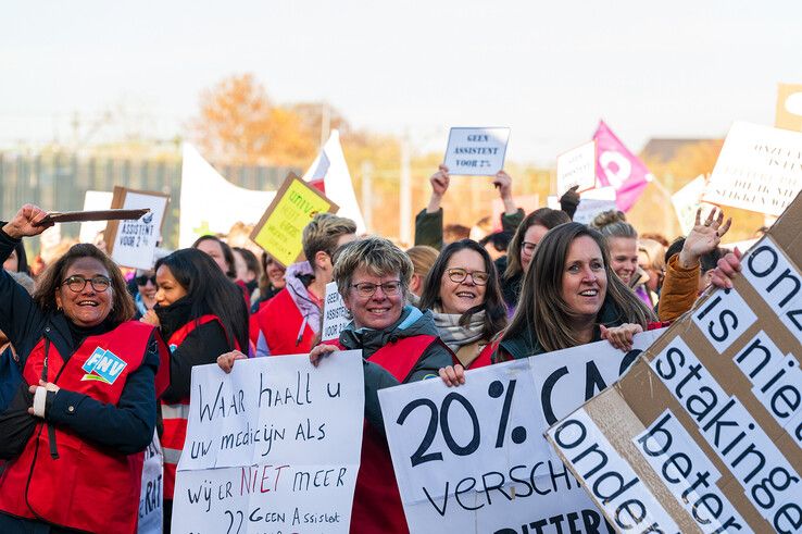 In beeld: Veel apothekersassistenten uit Zwolle leggen werk neer voor betere cao - Foto: Peter Denekamp