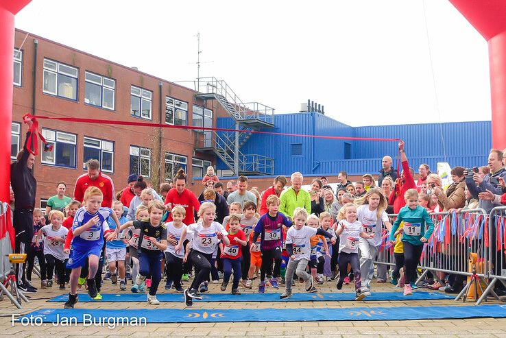 In beeld: Bijna 30.000 euro voor kankeronderzoek opgehaald tijdens Thorbecke KWF Run - Foto: Jan Burgman