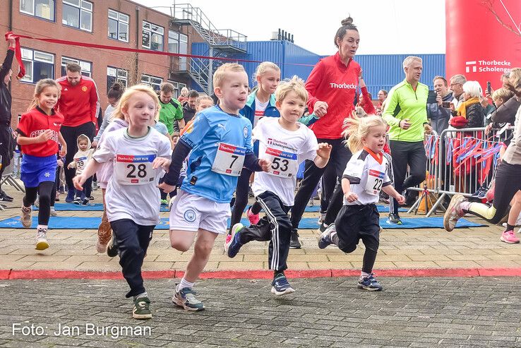 In beeld: Bijna 30.000 euro voor kankeronderzoek opgehaald tijdens Thorbecke KWF Run - Foto: Jan Burgman