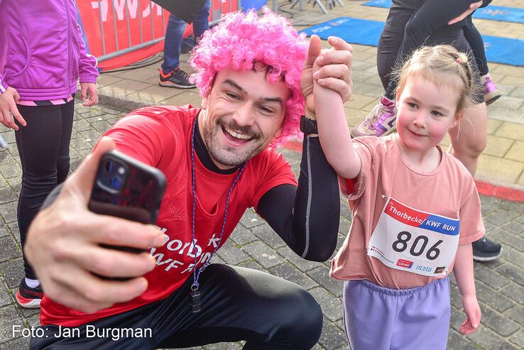 In beeld: Bijna 30.000 euro voor kankeronderzoek opgehaald tijdens Thorbecke KWF Run - Foto: Jan Burgman