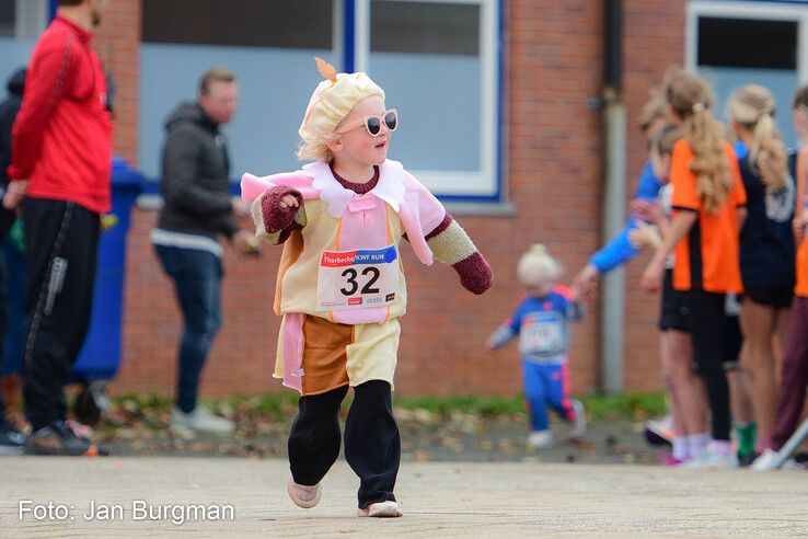 In beeld: Bijna 30.000 euro voor kankeronderzoek opgehaald tijdens Thorbecke KWF Run - Foto: Jan Burgman