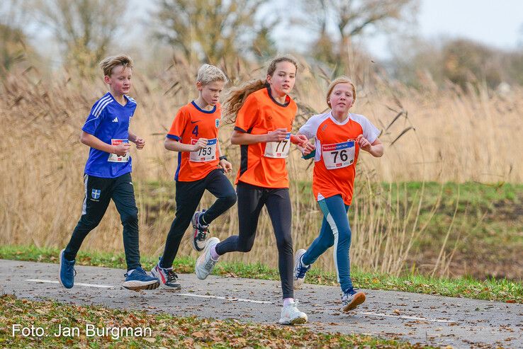 In beeld: Bijna 30.000 euro voor kankeronderzoek opgehaald tijdens Thorbecke KWF Run - Foto: Jan Burgman