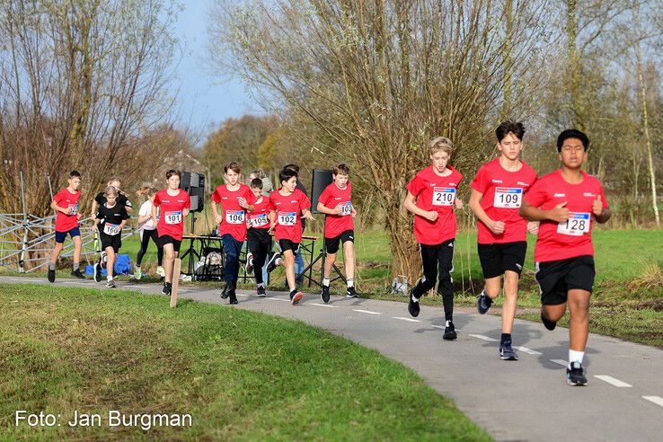 In beeld: Bijna 30.000 euro voor kankeronderzoek opgehaald tijdens Thorbecke KWF Run - Foto: Jan Burgman