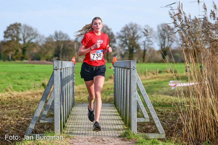 In beeld: Bijna 30.000 euro voor kankeronderzoek opgehaald tijdens Thorbecke KWF Run - Foto: Jan Burgman