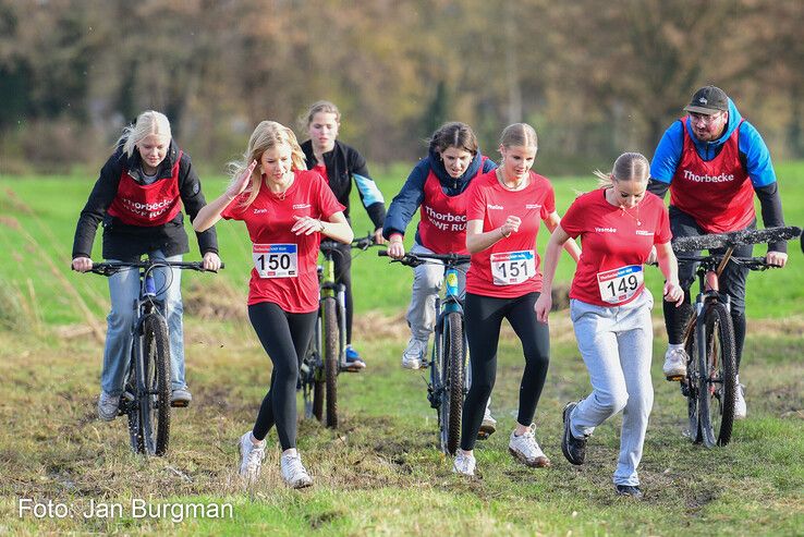 In beeld: Bijna 30.000 euro voor kankeronderzoek opgehaald tijdens Thorbecke KWF Run - Foto: Jan Burgman