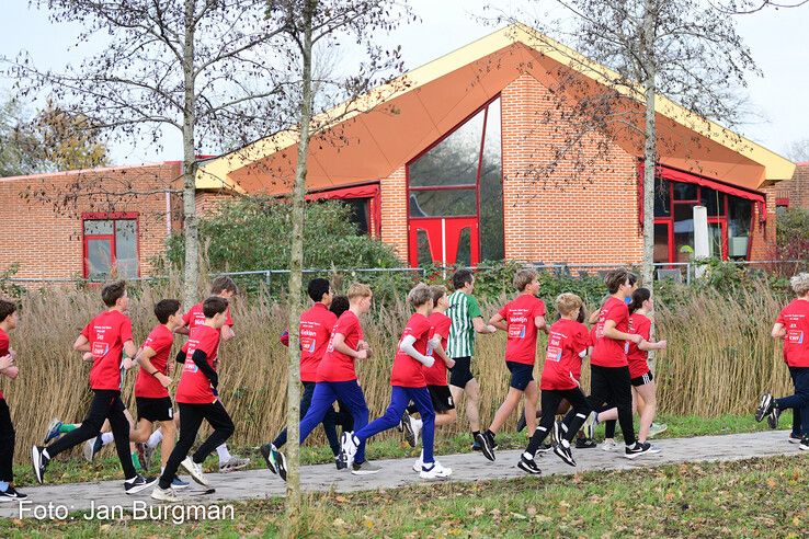 In beeld: Bijna 30.000 euro voor kankeronderzoek opgehaald tijdens Thorbecke KWF Run - Foto: Jan Burgman