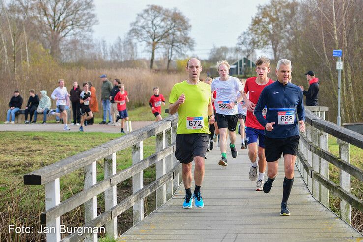 In beeld: Bijna 30.000 euro voor kankeronderzoek opgehaald tijdens Thorbecke KWF Run - Foto: Jan Burgman