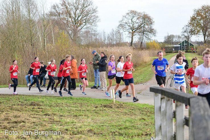 In beeld: Bijna 30.000 euro voor kankeronderzoek opgehaald tijdens Thorbecke KWF Run - Foto: Jan Burgman