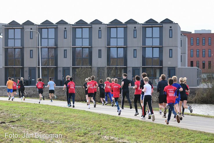 In beeld: Bijna 30.000 euro voor kankeronderzoek opgehaald tijdens Thorbecke KWF Run - Foto: Jan Burgman