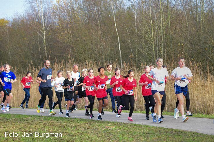 In beeld: Bijna 30.000 euro voor kankeronderzoek opgehaald tijdens Thorbecke KWF Run - Foto: Jan Burgman