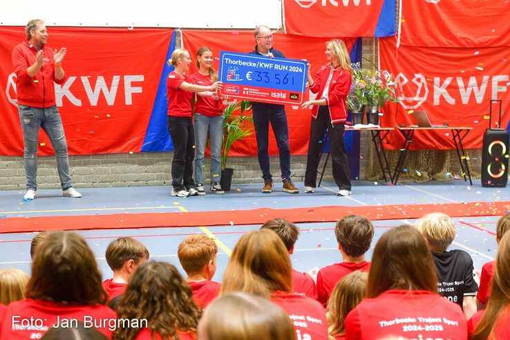 Leerlingen overhandigen de cheque met het recordbedrag aan KWF. - Foto: Jan Burgman