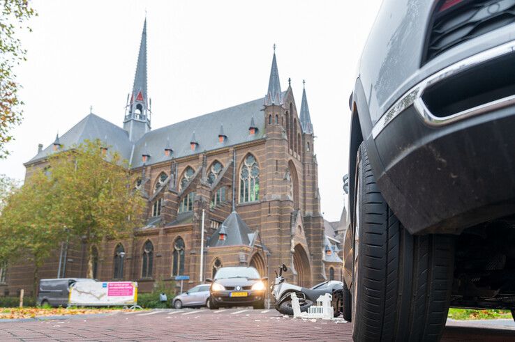 Een scooter, fiets en auto waren betrokken bij het ongeval op de 'Kop van Assendorp'. - Foto: Peter Denekamp