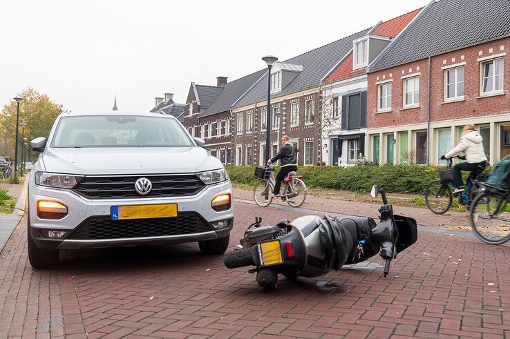 Auto, fiets en scooter botsen tegen elkaar op heringerichte kruising: ‘De flop van Assendorp’ - Foto: Peter Denekamp