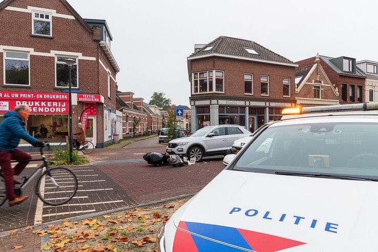 Auto, fiets en scooter botsen tegen elkaar op heringerichte kruising: ‘De flop van Assendorp’ - Foto: Peter Denekamp