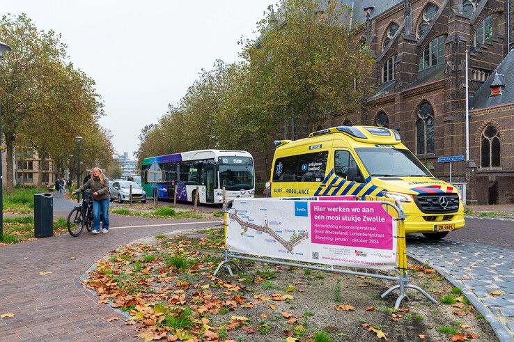 Auto, fiets en scooter botsen tegen elkaar op heringerichte kruising: ‘De flop van Assendorp’ - Foto: Peter Denekamp