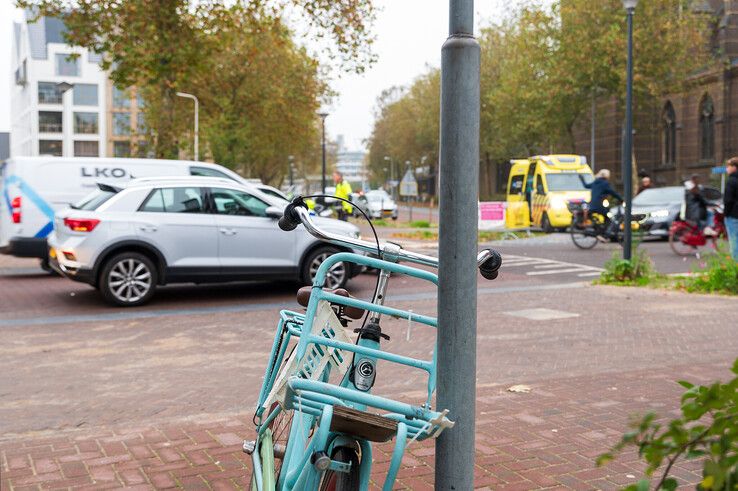 Auto, fiets en scooter botsen tegen elkaar op heringerichte kruising: ‘De flop van Assendorp’ - Foto: Peter Denekamp