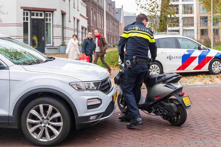 Auto, fiets en scooter botsen tegen elkaar op heringerichte kruising: ‘De flop van Assendorp’ - Foto: Peter Denekamp