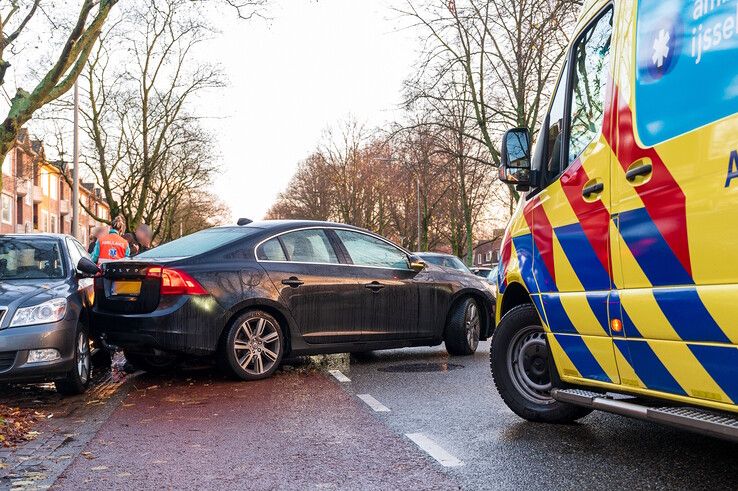 Ravage na botsing op Hanekamp, twee slachtoffers naar ziekenhuis - Foto: Peter Denekamp