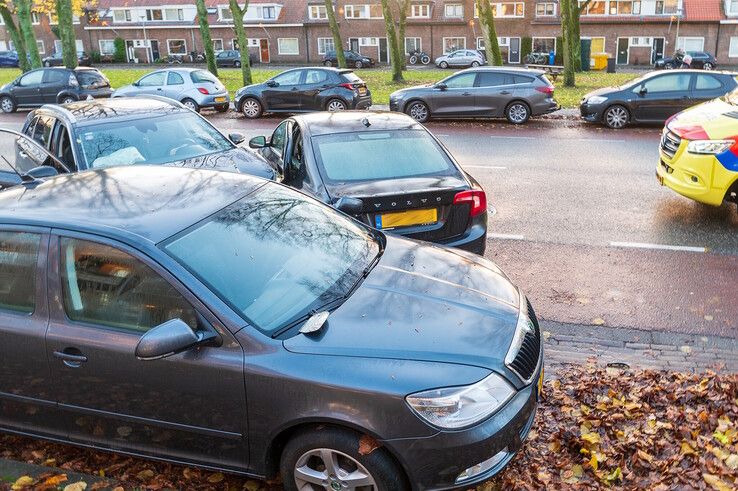 Ravage na botsing op Hanekamp, twee slachtoffers naar ziekenhuis - Foto: Peter Denekamp