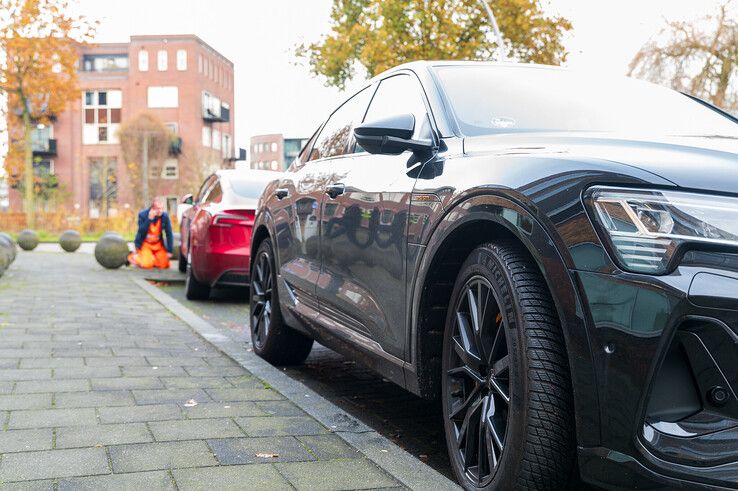 In beeld: Achterwaarts inparkeren op Hanzelaan gaat fout, Tesla muurvast op betonnen bol - Foto: Peter Denekamp