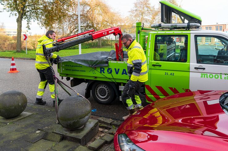 In beeld: Achterwaarts inparkeren op Hanzelaan gaat fout, Tesla muurvast op betonnen bol - Foto: Peter Denekamp