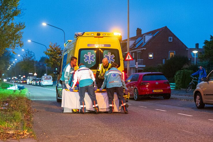 De gewonde vrouw wordt op de brancard getild. - Foto: Peter Denekamp