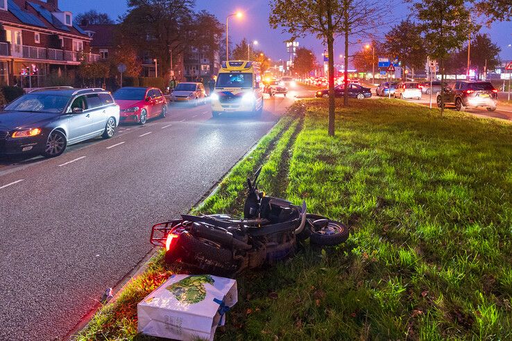 Het frame van de zwaar beschadigde scooter is krom. - Foto: Peter Denekamp