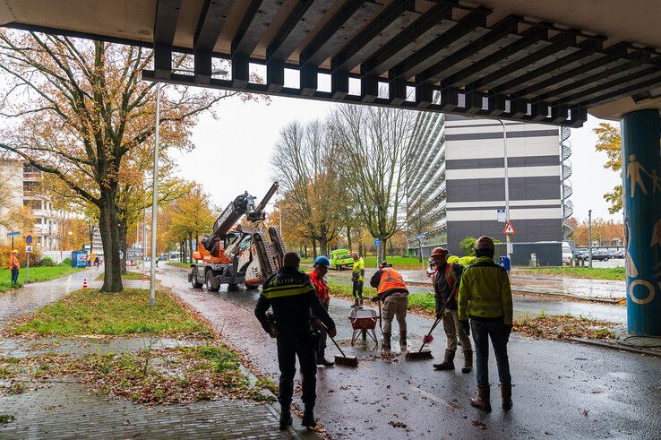 In beeld: Graafmachine valt uit vrachtwagen in Holtenbroek, fietsster lichtgewond - Foto: Peter Denekamp