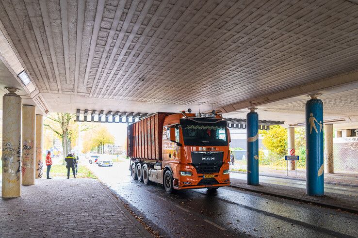 In beeld: Graafmachine valt uit vrachtwagen in Holtenbroek, fietsster lichtgewond - Foto: Peter Denekamp