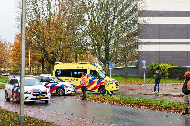 In beeld: Graafmachine valt uit vrachtwagen in Holtenbroek, fietsster lichtgewond - Foto: Peter Denekamp