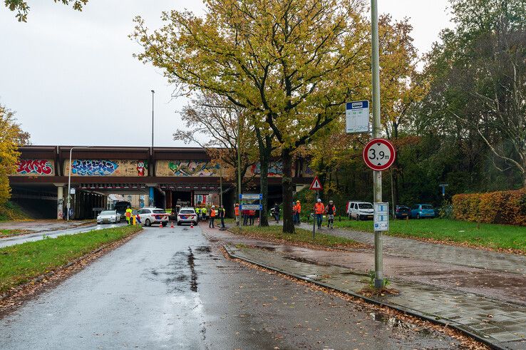 In beeld: Graafmachine valt uit vrachtwagen in Holtenbroek, fietsster lichtgewond - Foto: Peter Denekamp