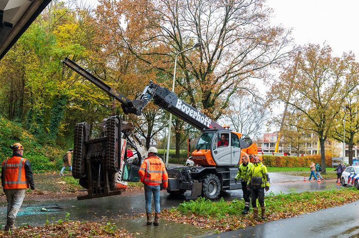 In beeld: Graafmachine valt uit vrachtwagen in Holtenbroek, fietsster lichtgewond - Foto: Peter Denekamp