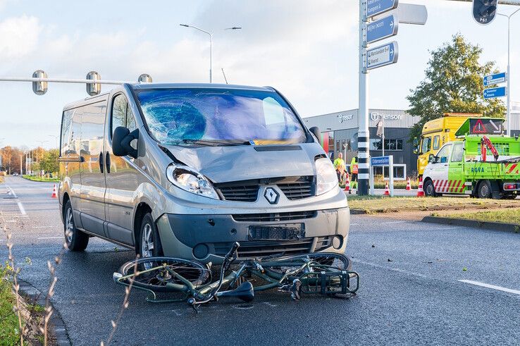 Het ongeluk gebeurde bij de fietsoversteekplaats aan de andere kant van de kruising. - Foto: Peter Denekamp