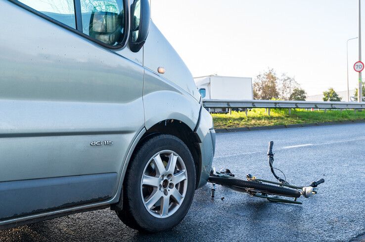 Fietser (37) overleden na aanrijding met bestelbus in Marslanden - Foto: Peter Denekamp