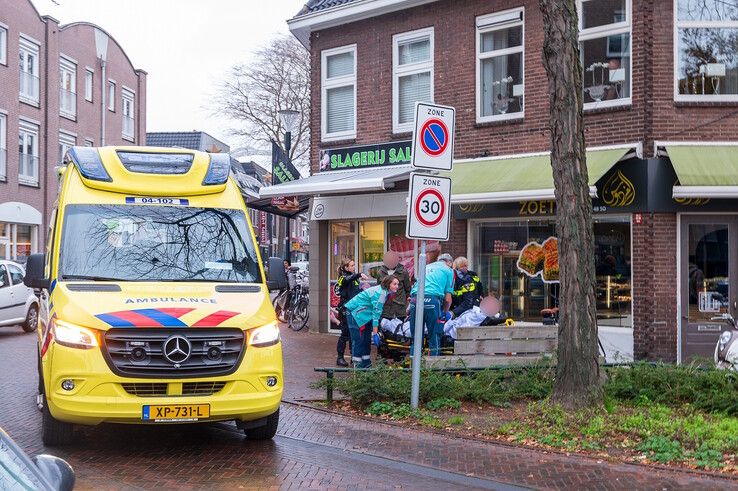 Fietser gewond na botsing op Vechtstraat - Foto: Peter Denekamp