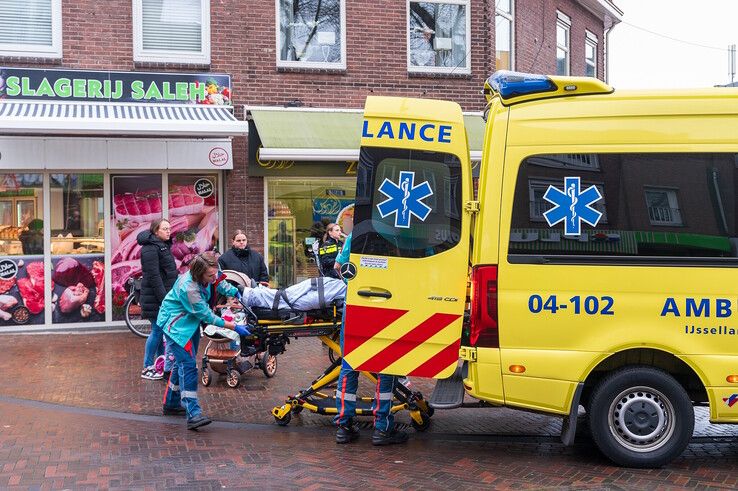 Fietser gewond na botsing op Vechtstraat - Foto: Peter Denekamp