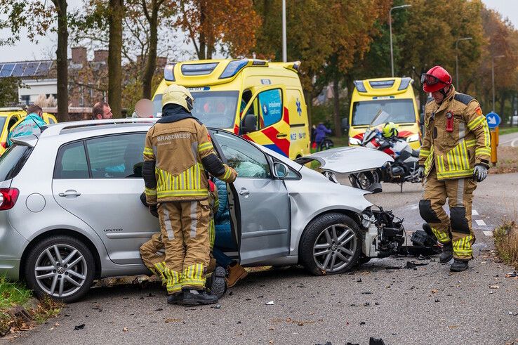 Hulpverleners ontfermen zich over het oudere echtpaar. - Foto: Peter Denekamp