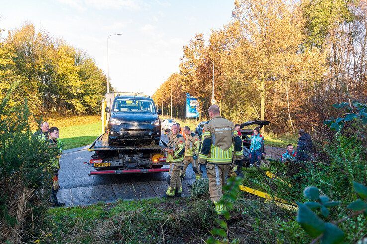 Invalidenbusje rijdt rechtdoor op rotonde in Zwolle-Zuid, geen gewonden - Foto: Peter Denekamp